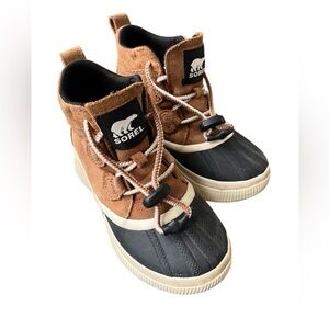 Sorel Out 'N About Classic Waterproof Duck Boots Taffy Black Suede Rubber Kids 2